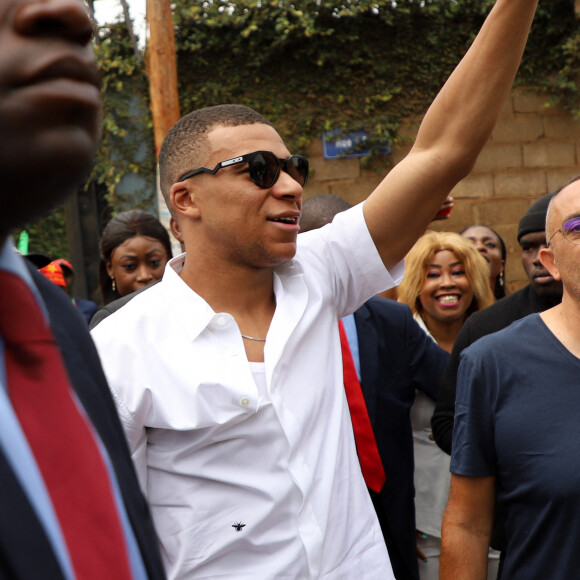 Kylian Mbappé dispute un match de basket amical avec Joakim Noah et des enfants au village Noah à Yaoundé, Cameroun le 7 juillet 2023. © Rodrig Mbock / Bestimage