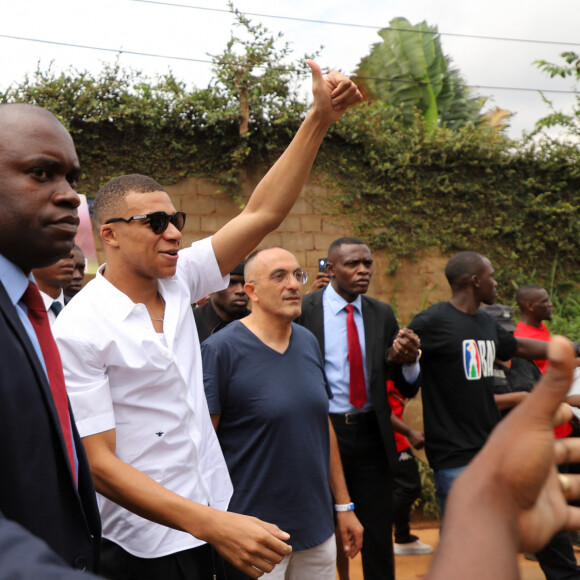 Kylian Mbappé dispute un match de basket amical avec Joakim Noah et des enfants au village Noah à Yaoundé, Cameroun le 7 juillet 2023. © Rodrig Mbock / Bestimage