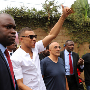 Kylian Mbappé dispute un match de basket amical avec Joakim Noah et des enfants au village Noah à Yaoundé, Cameroun le 7 juillet 2023. © Rodrig Mbock / Bestimage