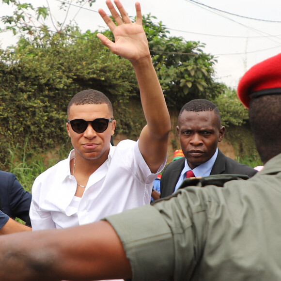Kylian Mbappé dispute un match de basket amical avec Joakim Noah et des enfants au village Noah à Yaoundé, Cameroun le 7 juillet 2023. © Rodrig Mbock / Bestimage