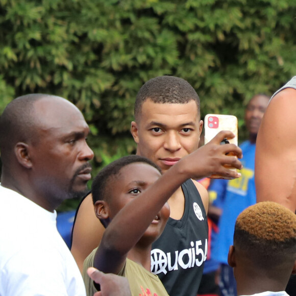 Kylian Mbappé dispute un match de basket amical avec Joakim Noah et des enfants au village Noah à Yaoundé, Cameroun le 7 juillet 2023. © Rodrig Mbock / Bestimage