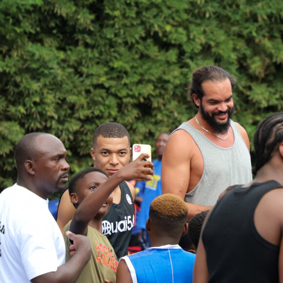 Kylian Mbappé dispute un match de basket amical avec Joakim Noah et des enfants au village Noah à Yaoundé, Cameroun le 7 juillet 2023. © Rodrig Mbock / Bestimage