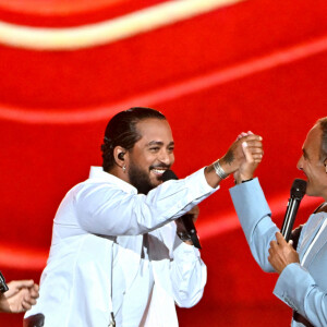 Il était "coincé" à Lyon
Exclusif - Claudio Capéo, Slimane et Nikos Aliagas - Enregistrement de l'émission "La chanson de l'année" dans les Arènes de Nîmes, présentée par N.Aliagas et diffusée le 17 juin sur TF1 © Bruno Bebert-Christophe Clovis / Bestimage 