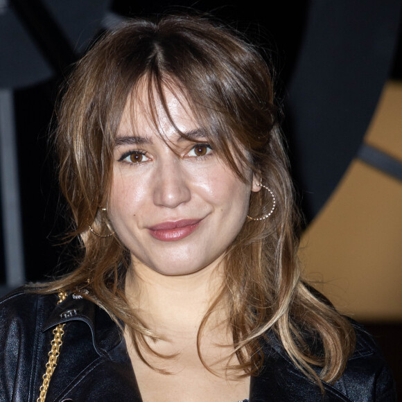 Elle s'est enfuie après le concert
Izia Higelin - Photocall du 2ème défilé de mode Haute-Couture 2022 "Chanel" au Grand Palais Ephémère à Paris. Le 25 janvier 2022 © Olivier Borde / Bestimage 