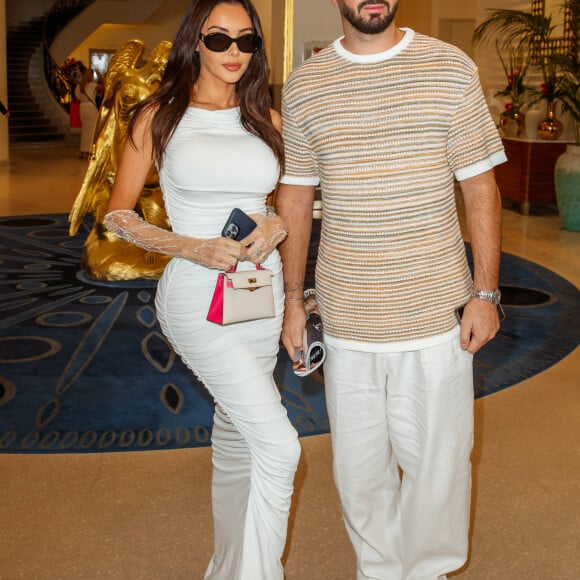 Il faut dire que ce petit changement lui va à ravir !
Nabilla Benattia-Vergara et son mari Thomas Vergara à l'hôtel "Martinez" lors du 76ème Festival International du Film de Cannes, le 23 mai 2023.