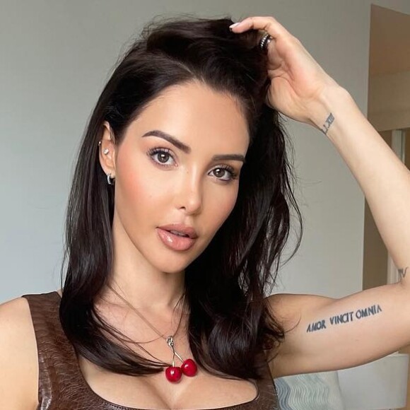 Nabilla Benattia prend la pose sur Instagram