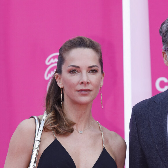 Toujours engagée pour les enfants, il n'est pas très étonnant qu'elle s'engage pour cette maman. 
Melissa Theuriau - Photocall de la soirée de clôture du festival CanneSeries Saison 6 au Palais des Festivals à Cannes. Le 19 avril 2023 © Denis Guignebourg / Bestimage 