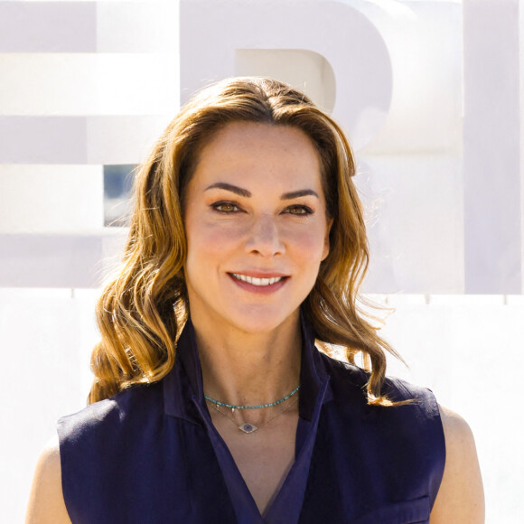 Membre du Jury Documentaires, Mélissa Theuriau en photocall pour CanneSeries Saison 6 sur la plage du Mariott à Canne, France, le 18 avril 2023. © Denis Guignebourg/BestImage 