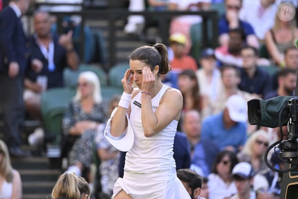 Alizé Cornet a eu peur de s'être fait très mal et a fondu en larmes
 
Alize Cornet chute lourdement sur le central lors du tournoi de Wimbledon 2023 à Londres, le 6 juillet 2023.