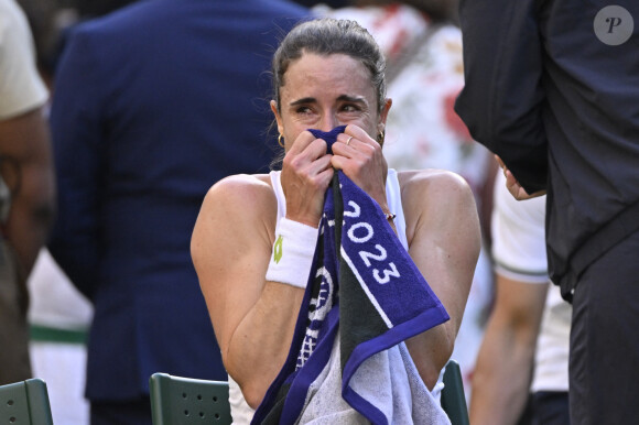 Blessée, Alizé Cornet a perdu son match et elle a dû déclarer forfait pour son match de double
 
Alize Cornet chute lourdement sur le central lors du tournoi de Wimbledon 2023 à Londres, le 6 juillet 2023.