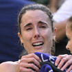 "La reine du drame" : Alizé Cornet en larmes et blessée à Wimbledon, elle se fait allumer par une légende du tennis !