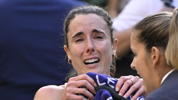 "La reine du drame" : Alizé Cornet en larmes et blessée à Wimbledon, elle se fait allumer par une légende du tennis !