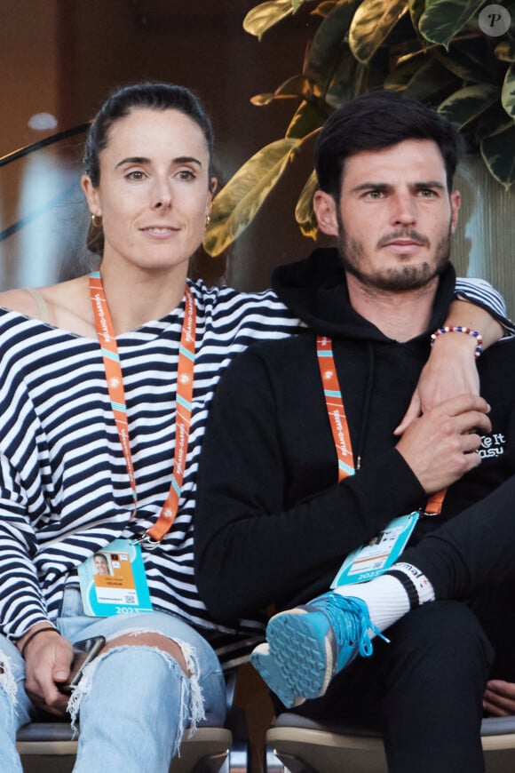 Exclusif - Alizé Cornet et son nouveau compagnon en tribune lors des Internationaux de France de tennis de Roland Garros 2023 à Paris le 30 mars 2023. © Jacovides-Moreau/Bestimage