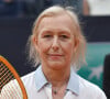 Une attitude qui n'a pas vraiment émue Martina Navratilova
 
Martina Navratilova reçoit une raquette d'or lors du tournoi de tennis de Rome, le 21 mai 2023. En rémission d'un double cancer de la gorge et du sein, l'ancienne numéro un mondiale semblait très émue sous le regard de B.Becker.
