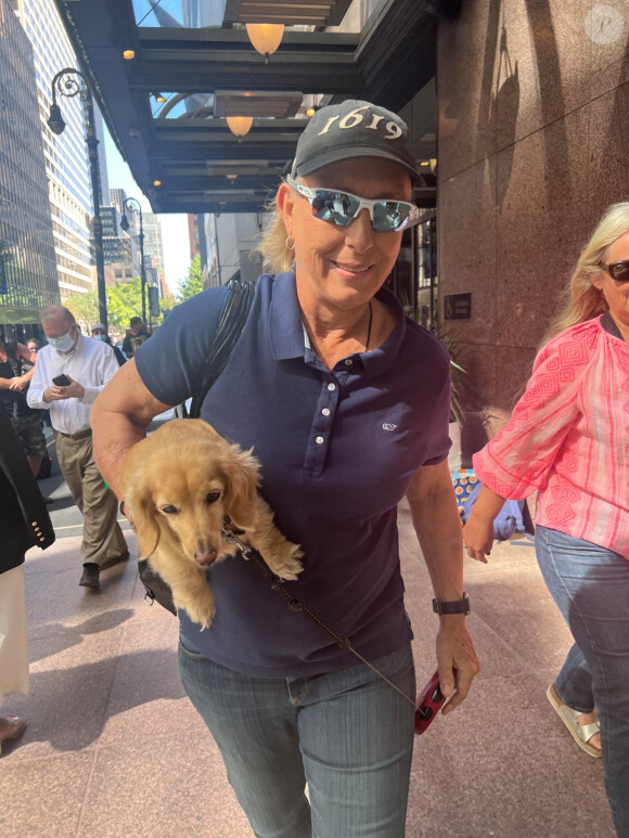 Martina Navratilova porte son chien dans la rue à New York le 1er septembre 2022.