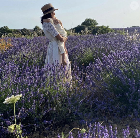 Maman d'un petit garçon, né le 12 juillet 2017, fruit de ses amours avec Arnaud Clément, Nolwenn Leroy doit jongler entre toutes ses vies.