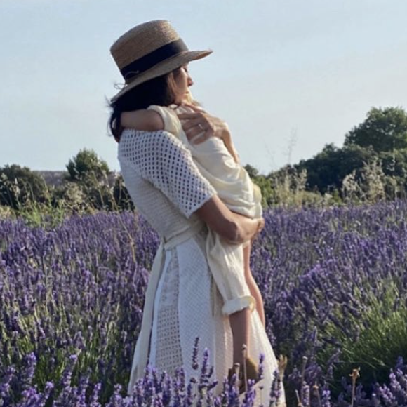 Maman d'un petit garçon, né le 12 juillet 2017, fruit de ses amours avec Arnaud Clément, Nolwenn Leroy doit jongler entre toutes ses vies.