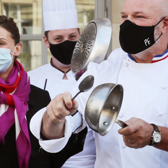 Dominique Etchebest se joint à son mari Philippe Etchebest pour manifester contre les mesures de restrictions liées au coronavirus (COVID-19) devant leur restaurant à Bordeaux les 2 et 9 octobre 2020.