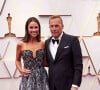 En effet, le couple a décidé de divorcer. 
Christine Baumgartner et Kevin Costner lors de la 94ème édition de la cérémonie des Oscars au théâtre Dolby, à Los Angeles, Californie, Etats-Unis, le 27 mars 2022. 