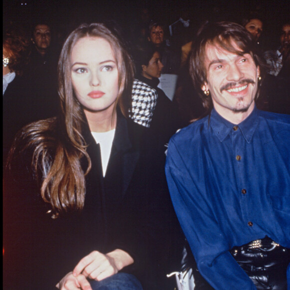 "Vanessa refuse ma proposition de duo et je ressens de nouveau un désagréable désir de ne plus s'afficher avec moi", écrit-il.
Florent Pagny et Vanessa Paradis en 1992.