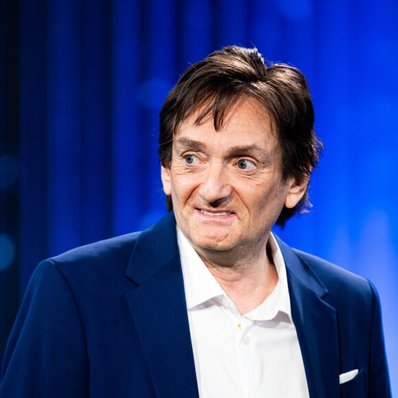 Quelques jours plus tard, cette future maman avait perdu son bébé à six mois de grossesse.
Exclusif -  Pierre Palmade - Jour 2 - Enregistrement de l'émission "La Fine Equipe : Le retour !" à Paris, diffusée le 14 janvier sur France 2. Le 4 novembre 2022 © Cyril Moreau-Tiziano Da Silva / Bestimage SAMEDI 14 JANVIER 2023 A 21H10 LA FINE ÉQUIPE LE RETOUR ! Productions Carson Prod 13-34 Productions Franck Saurat Ecrit par Pierre Palmade Réalisation Julien Bloch Après le lancement réussi du premier numéro en juin dernier, La Fine Équipe, la nouvelle création de France télévisions, revient sur France 2 pour débuter l'année sous le signe de l'humour, de la comédie et de la musique ! Orchestré par Pierre Palmade, ce divertissement original crée une nouvelle fois l'événement en réunissant une nouvelle équipe constituée de plusieurs générations d'artistes autour de sketchs inédits et de tableaux musicaux étonnants, conçus spécialement pour l'occasion ! Aux côtés de Pierre Palmade, une quarantaine d'artistes d'exception ont accepté de jouer le jeu parmi lesquels : Laurent Gerra, Michèle Bernier, Arnaud Ducret, Isabelle Nanty, Mimie Mathy, Claudio Capéo, Paul Mirabel, Isabelle Boulay, Élie Semoun, Tristan Lopin, Jenifer, Michel Fau, Claire Nadeau, Tom Villa, Sylvie Testud, Baptiste Lecaplain, Amir, Alex Lutz, Chantal Ladesou, Hélène Ségara, Olivier Sitruk, Robert Charlebois, Arielle Dombasle, Olivier De Benoist, Garou, Régis Laspalès, Patrick Fiori et beaucoup d'autres. Dans des décors créés sur mesure, tous ces artistes formeront des duos ou des trios inédits pour interpréter des sketchs hilarants : des parodies de série TV (" Les Drôles de Dames ", " Columbo ", " Starsky et Hutch "), des sketchs autour de personnages célèbres (Marilyn Monroe et John Kennedy, Adam et Ève, Marie et Jésus), des nouvelles versions de sketchs mythiques (" Le colonel " de Pierre Palmade, " Le bottin " de Sylvie Joly) et beaucoup d'autres surprises... Côté musique, des artistes de variétés seront projetés dans des tableaux musicaux spectaculaires à la rencontre des plus grandes figures de la chanson française... La Fine Équipe, c'est le défi fou que s'est lancé Pierre Palmade avec ce casting prestigieux. Rire, générosité, bonne humeur et complicité, seront plus que jamais les maitres mots de cette soirée inédite. 