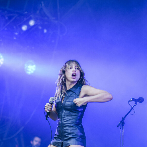 Izia en concert lors du festival "Rock en Seine" (25 - 28 août 2022) au parc de Saint-Cloud, le 27 août 2022. © Pierre Perusseau / Bestimage 