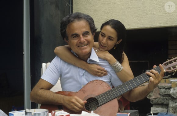 Guy Béart était très fier d'elles
Archives - En France, à Garches,chez lui, Guy Béart jouant de la guitare, en compagnie de sa fille Eve l'enlaçant