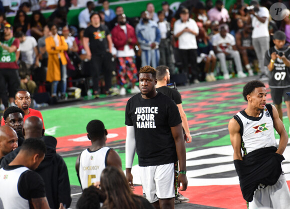 La cagnotte avait provoqué une très forte contestation.
T-shirt Justice pour Nahel (Naël) - Quai 54 street Ball célèbre ses 20 ans à Roland Garros à Paris le 2 juillet 2023 © Veeren / Bestimage 