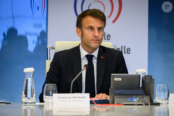 Les politiques avaient également réagi.
Emmanuel Macron, président de la République lors de la réunion de la cellule de crise interministérielle au ministère de l'Intérieur au centre de crise d'urgence du ministère de l'Intérieur à Paris, France, le 30 juin 2023, après que des émeutes ont éclaté pour la troisième nuit consécutive à travers le pays suite à la mort de Nahel, une adolescente de 17 ans tuée lors d'un contrôle routier à Nanterre par un policier. © Eric Tschaen/Pool/Bestimage 