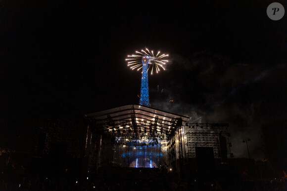 Exclusif - Le feu d'artifice et la scène du concert - 10e anniversaire du "Grand Concert de Paris" au pied de la Tour Eiffel sur le Champ-de-Mars à Paris, le 14 juillet 2023. © Perusseau-Veeren/Bestimage