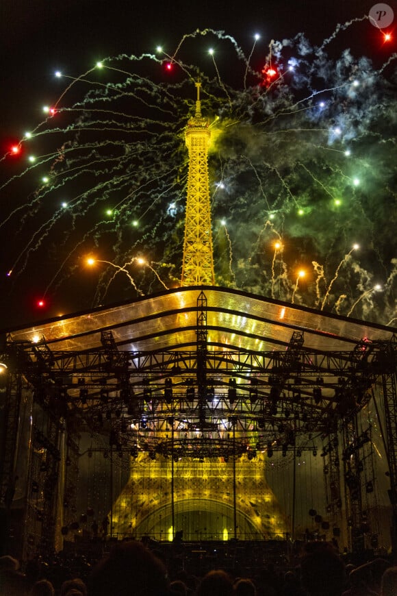 Exclusif - Le feu d'artifice et la scène du concert - 10e anniversaire du "Grand Concert de Paris" au pied de la Tour Eiffel sur le Champ-de-Mars à Paris, le 14 juillet 2023. © Perusseau-Veeren/Bestimage