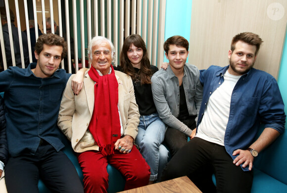 Jean-Paul Belmondo entouré de ses petits-enfants, Victor, Annabelle, Giacomo et Alessandro - A l'occasion du lancement de son nouveau livre "Mes recettes bonne humeur" (Editions du Cherche Midi), Luana Belmondo a réuni ses proches et amis épicuriens autour d'un Aperitivo concocté par le Chef Denny Imbroisi (Restaurant IDA) à Paris, le 13 Octobre 2016. © Dominique Jacovides/Bestimage   At the launch of her new book "Mes recettes bonne humeur", Luana Belmondo gathered her family and friends in Paris, France on October 13, 2016.