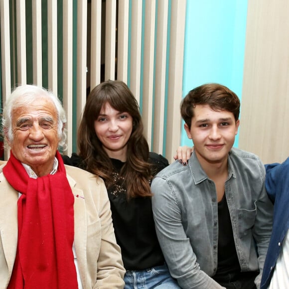 Jean-Paul Belmondo entouré de ses petits-enfants, Victor, Annabelle, Giacomo et Alessandro - A l'occasion du lancement de son nouveau livre "Mes recettes bonne humeur" (Editions du Cherche Midi), Luana Belmondo a réuni ses proches et amis épicuriens autour d'un Aperitivo concocté par le Chef Denny Imbroisi (Restaurant IDA) à Paris, le 13 Octobre 2016. © Dominique Jacovides/Bestimage   At the launch of her new book "Mes recettes bonne humeur", Luana Belmondo gathered her family and friends in Paris, France on October 13, 2016.