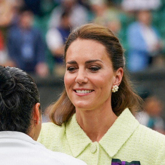 Et doit sûrement espérer que la jeune femme remporte enfin Wimbledon l'an prochain. 
Kate Middleton - Kate Middleton, princesse de Galles, assiste à la finale du tournoi de Wimbledon remportée par Marketa Vondrousova contre Ons Jabeur. La princesse s'est montrée très touchée par les larmes de la Tunisienne. Londres, 15 juillet 2023.. Photo by Paul Edwards/The Sun/News Licensing/ABACAPRESS.COM