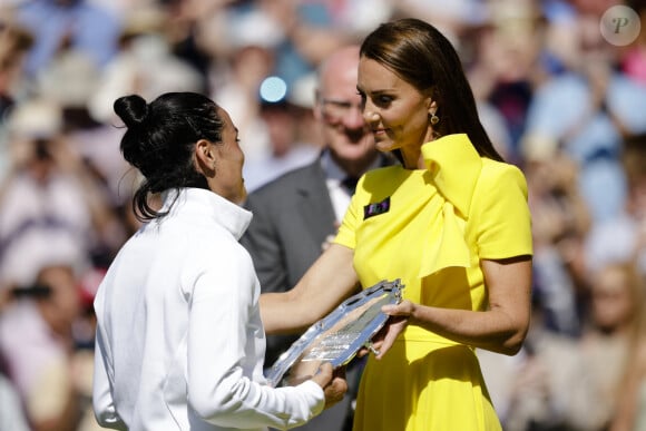 Elle lui avait déjà remis le trophée l'an dernier.
Catherine (Kate) Middleton, duchesse de Cambridge, remet le trophée à Ons Jabeur après la finale dame du tournoi de Wimbledon au All England Lawn Tennis and Croquet Club à Londres, Royaume Uni, le 9 juillet 2022. 
