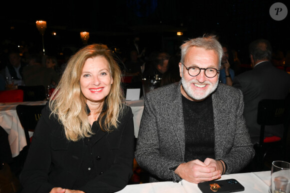 Valérie Trierweiler et Laurent Ruquier - People au concert de Nicoletta, à l'occasion de ses 50 ans de carrière, au Lido à Paris. C'est la première fois depuis 20 ans que le Lido accueille un concert. La chanteuse remontera sur cette scène le 7 novembre. Le 4 novembre 2021 © Coadic Guirec / Bestimage