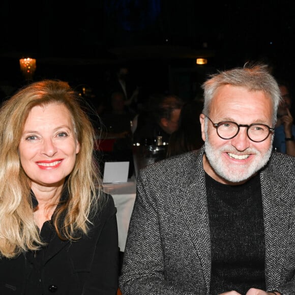 Valérie Trierweiler et Laurent Ruquier - People au concert de Nicoletta, à l'occasion de ses 50 ans de carrière, au Lido à Paris. C'est la première fois depuis 20 ans que le Lido accueille un concert. La chanteuse remontera sur cette scène le 7 novembre. Le 4 novembre 2021 © Coadic Guirec / Bestimage