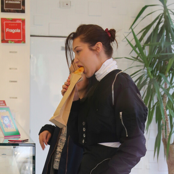Des interdits dans le seul but de vivre longtemps, comme le rapportent nos confrères de Ouest-France. 
Bella Hadid s'achète une viennoiserie et un café dans une boulangerie à Milan, Italie, lors de la Fashion Week.
