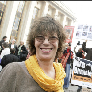 Jane Birkin manifestant pour la libération d'Aung San Suu Kyi à Paris