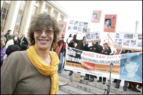 Jane Birkin manifestant pour la libération d'Aung San Suu Kyi à Paris