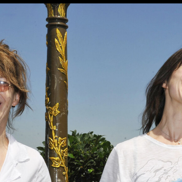 Charlotte Gainsbourg et Jane Birkin lors de l'inauguration du jardin Serge Gainsbourg à la Porte des Lilas