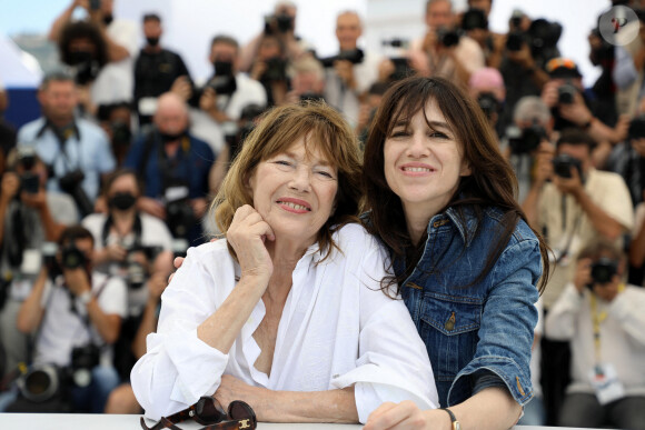 Jane Birkin (habillée en Celine), Charlotte Gainsbourg au photocall du film Jane par Charlotte (Cannes première) lors du 74ème festival international du film de Cannes le 8 juillet 2021 © Borde / Jacovides / Moreau / Bestimage