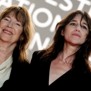 Ses filles se sont exprimées conjointement dans un communiqué.
Charlotte Gainsbourg et sa mère Jane Birkin - Montée des marches du film "Jane par Charlotte" lors du 74ème Festival International du Film de Cannes. Le 7 juillet 2021 © Borde-Jacovides-Moreau / Bestimage