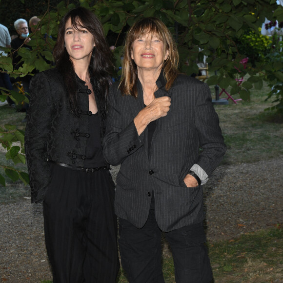 Charlotte Gainsbourg et sa mère Jane Birkin Jane Birkin - Photocall du film "Jane par Charlotte" lors du 14ème Festival du Film Francophone d'Angoulême. Le 27 août 2021 © Coadic Guirec / Bestimage