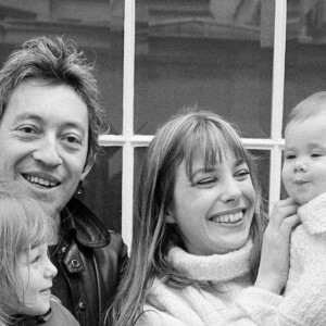 Jane Birkin avec Serge Gainsbourg et ses filles Kate et Charlotte en 1972