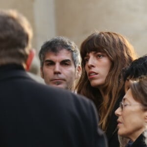 Elle a disparu tragiquement en 2017 à l'âge de 46 ans.
Lou Doillon, Jane Birkin et Oury Milshtein (dernier compagnon de Kate Barry) - Obsèques de Kate Barry en l'eglise Saint-Roch a Paris. Le 19 decembre 2013