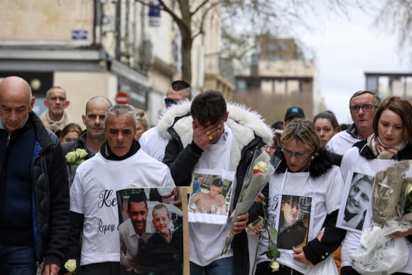 Cet homme c'est "Le K", désigné par Tom Trouillet. Un proche de Nathan Badji, lui aussi mis en examen pour "assassinat" aux côtés de Mickaël Zadi et d'Enzo Challat. 

Guy Trompat, père de Kevin (au centre) - Marche blanche organisée en hommage à Leslie Hoorelbeke, 22 ans, et Kevin Tromprat, 21 ans, à Niort, France, le 12 mars 2023. © Laetitia Notarianni/Bestimage