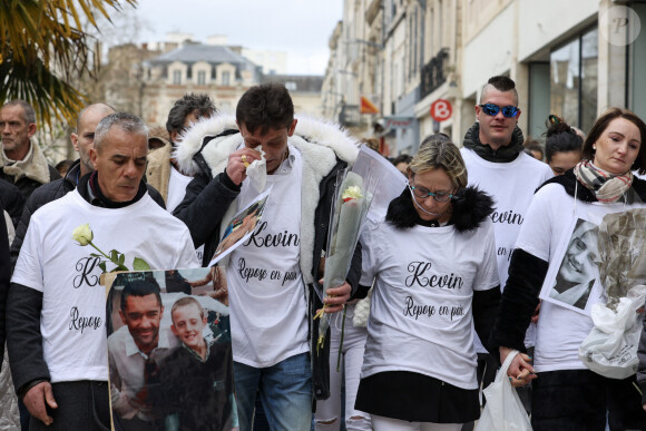 Guy Trompat, père de Kevin (au centre) - Marche blanche organisée en hommage à Leslie Hoorelbeke, 22 ans, et Kevin Tromprat, 21 ans, à Niort, France, le 12 mars 2023.  © Laetitia Notarianni/Bestimage