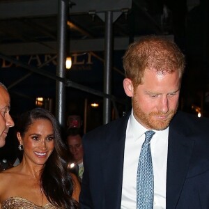 Ils n'ont pas été vus depuis longtemps ensemble.
Le prince Harry, duc de Sussex et Meghan Markle, duchesse de Sussex, et sa mère Doria Ragland, à la sortie de la cérémonie des "Women of Vision Awards" au Ziegfeld Theatre à New York, le 16 mai 2023. 