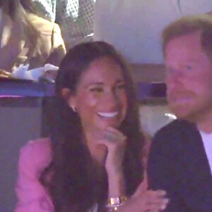 Le prince Harry, duc de Sussex et Meghan Markle, duchesse de Sussex, assistent au match des Lakers à la Crypto.com Arena à Los Angeles, le 24 avril 2023. 